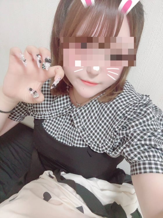 女性セラピストの写真（目元は隠しています）